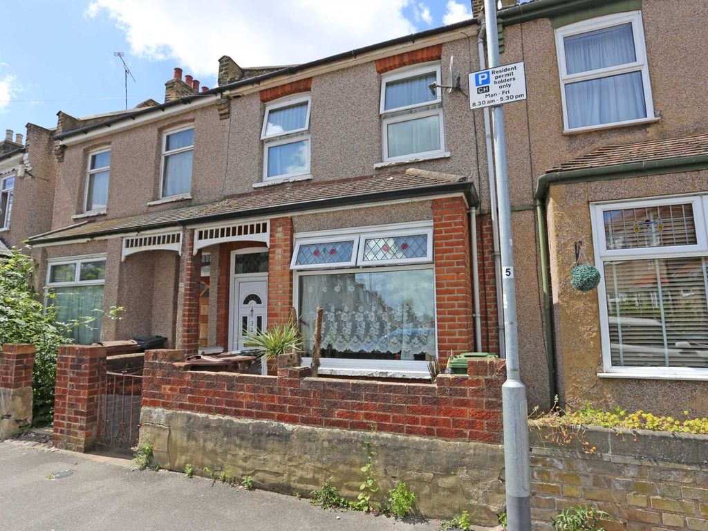 2 bed terraced house to rent in Eustace Road, Romford RM6, £1,550 pcm