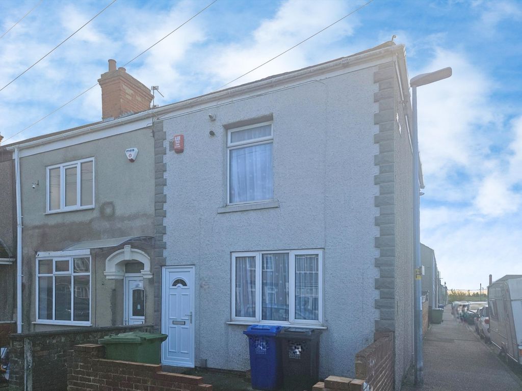 3 bed end terrace house for sale in Elsenham Road, Grimsby