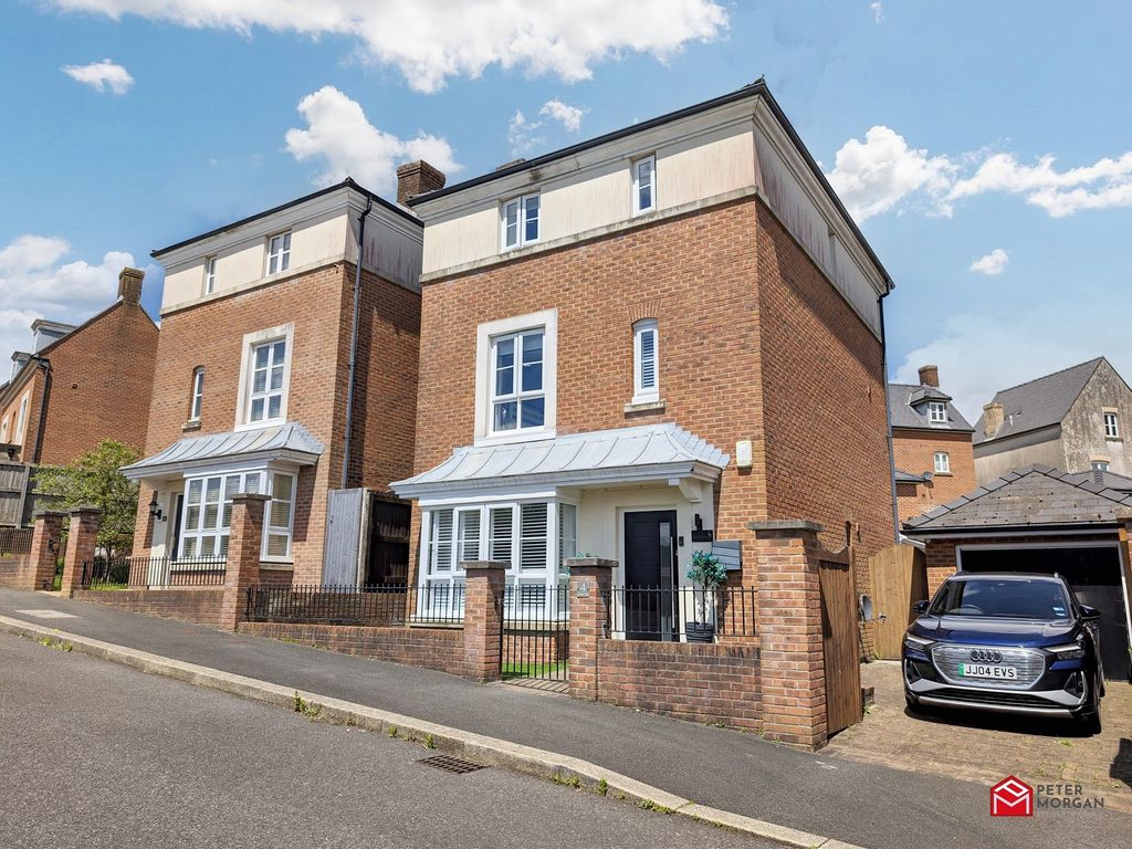 4 bed detached house for sale in Crown Way, Llandarcy, Neath, Neath Port Talbot. SA10, £340,000