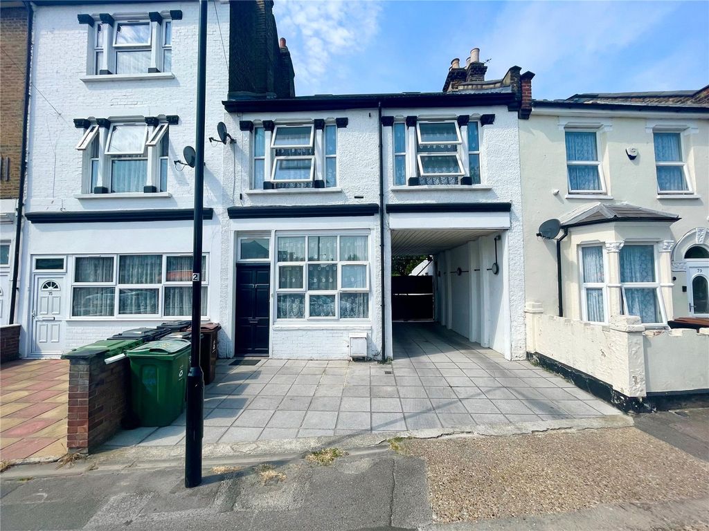 3 bed detached house to rent in Erskine Road, Walthamstow, London E17
