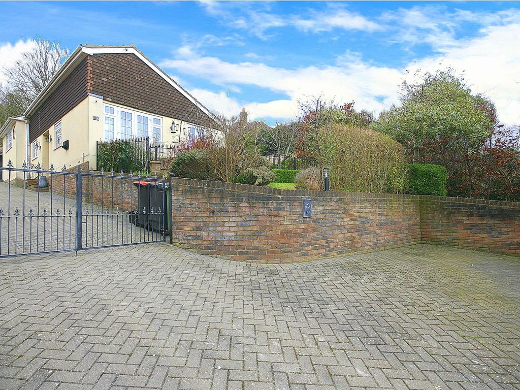 3 bed detached house for sale in Castle Hill Road, Totternhoe, Beds LU6