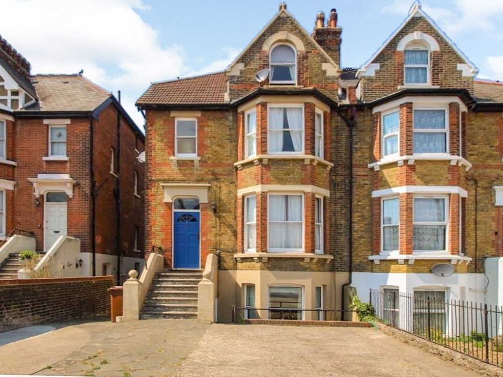 1 bed flat to rent in Maidstone Road, Chatham, Kent ME4, £925 pcm Zoopla