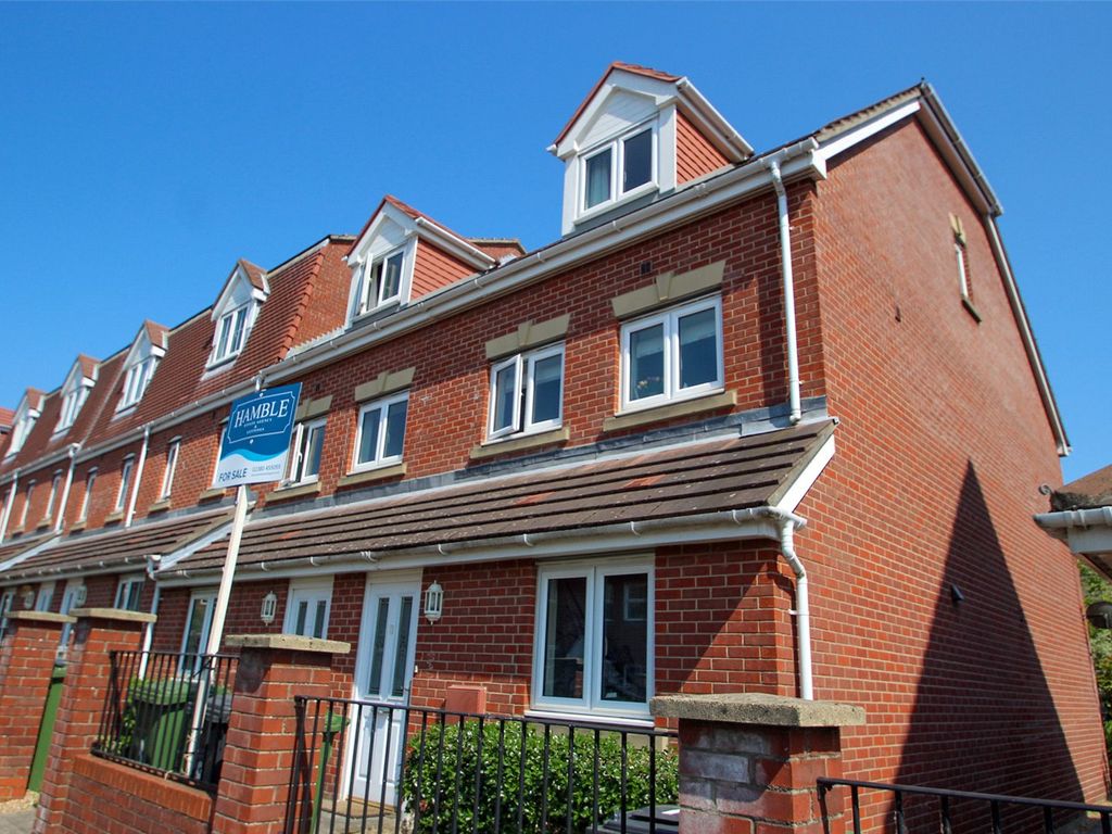 2 bed end terrace house for sale in Chadwick Way, Hamble, Southampton
