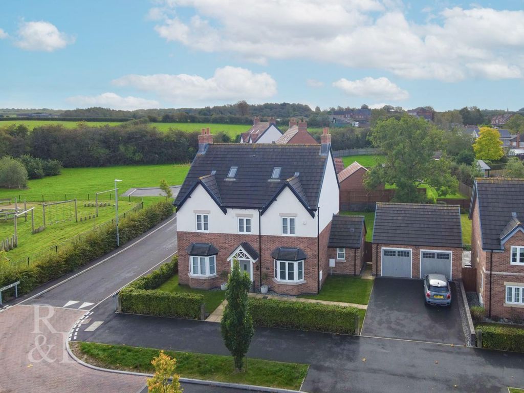 5 bed detached house for sale in Oakland Drive, Moira, Swadlincote DE12