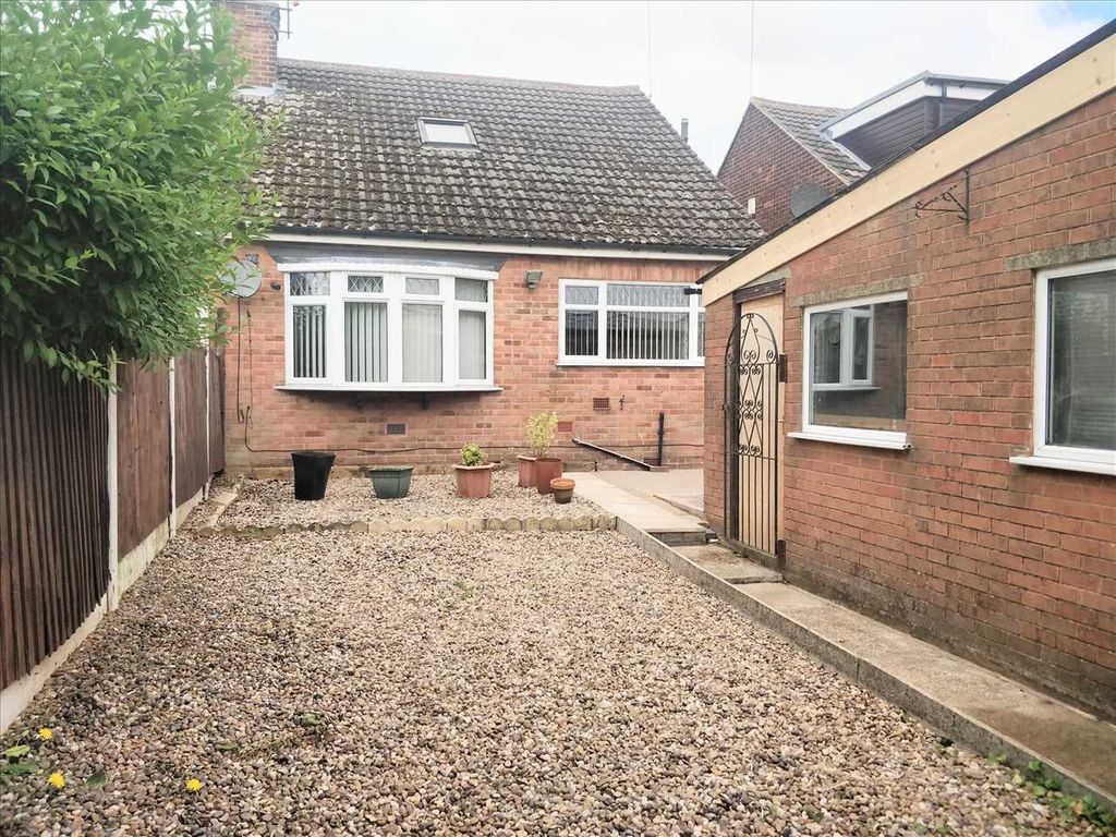 4 bed bungalow to rent in Abbey Road, KirkbyInAshfield, Nottingham