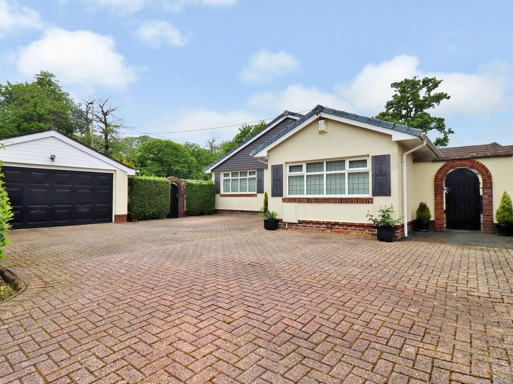 3 bed detached bungalow for sale in Southern Road, West End SO30, £