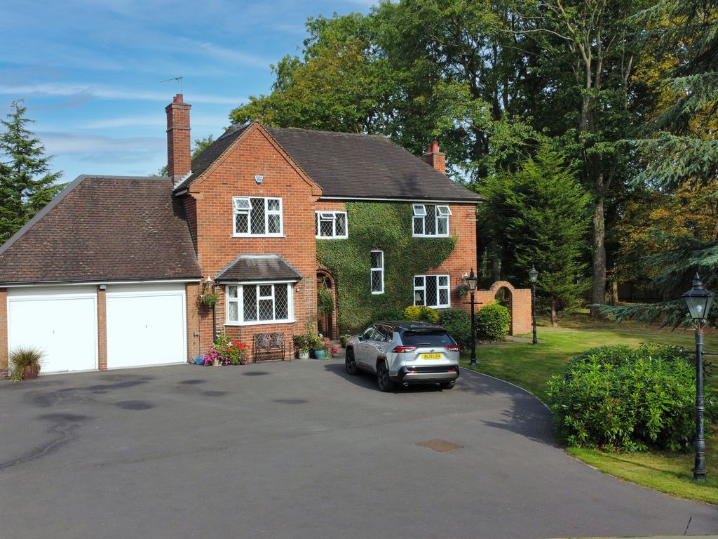 3 bed detached house for sale in Bittell Road, Alvechurch, Birmingham