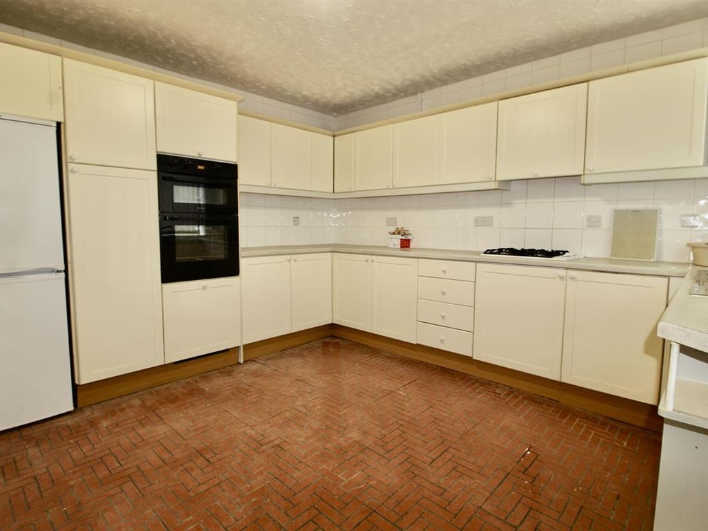 4 bed terraced house to rent in Broad Street, Whittlesey, Peterborough