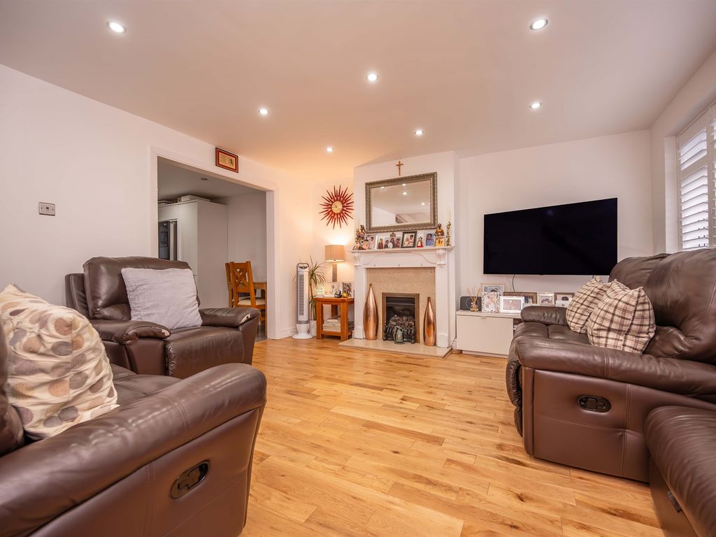 4 bed semidetached house for sale in Glencoe Drive, Kettering NN15, £