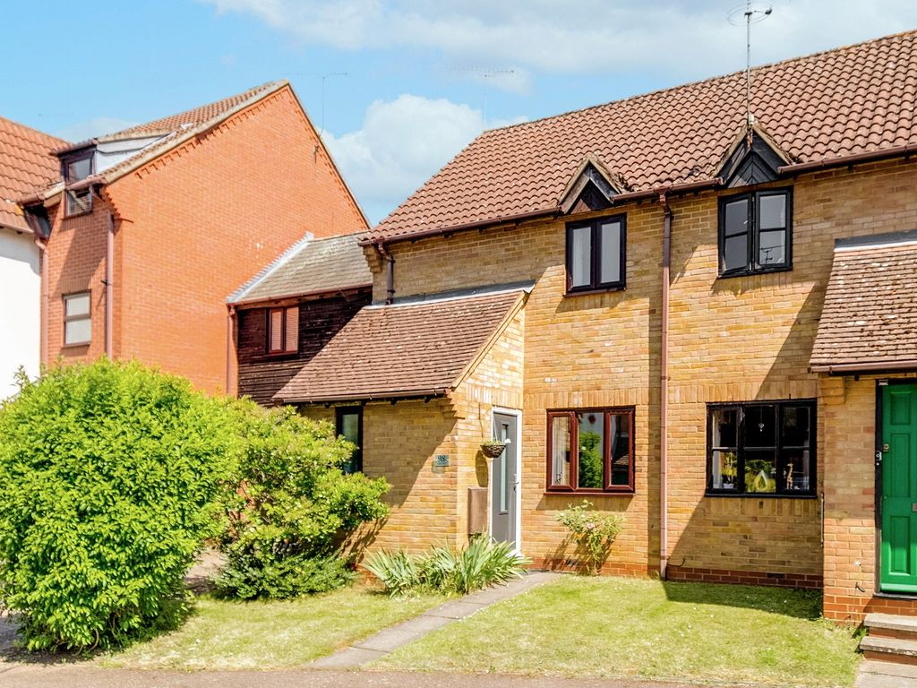 3 bed end terrace house for sale in Carvers Croft, Woolmer Green