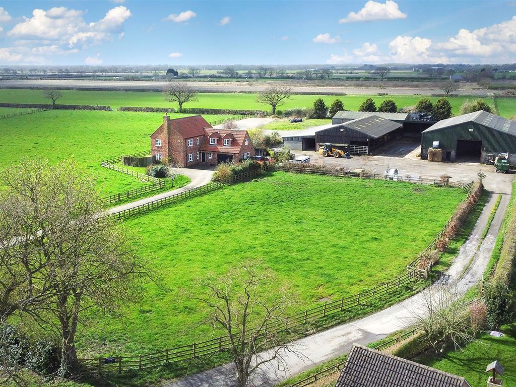 4 bed country house for sale in Menthorpe Lane, North Duffield, Selby