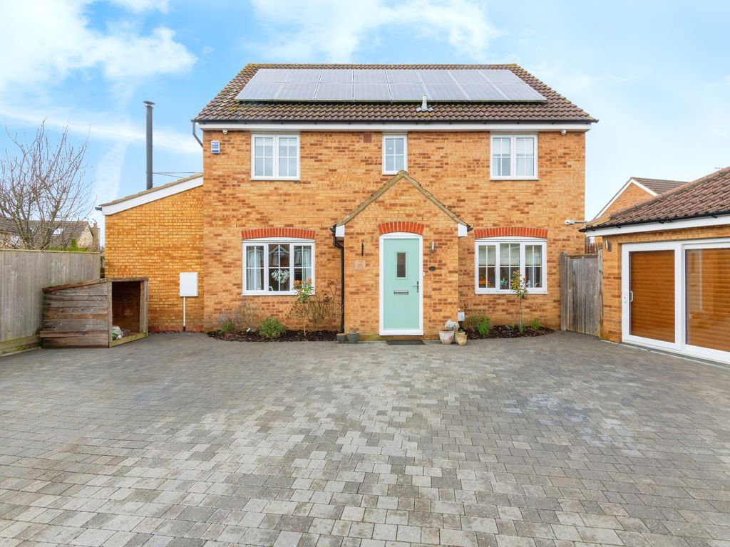 4 bed detached house for sale in Hawthorn Drive, Towcester NN12, £