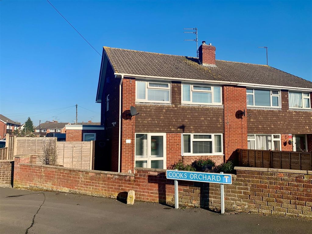 3 bed semidetached house for sale in Lansdown Road, Gloucester GL1
