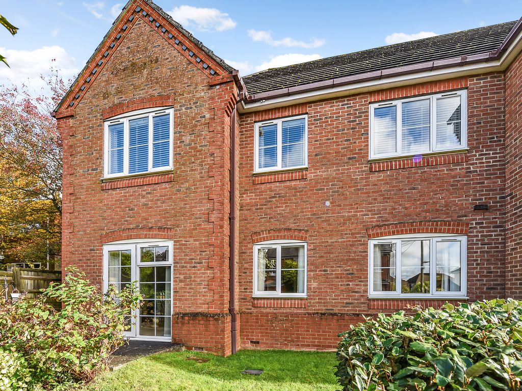 2 bed flat for sale in King Avenue, Petersfield GU32, £350,000