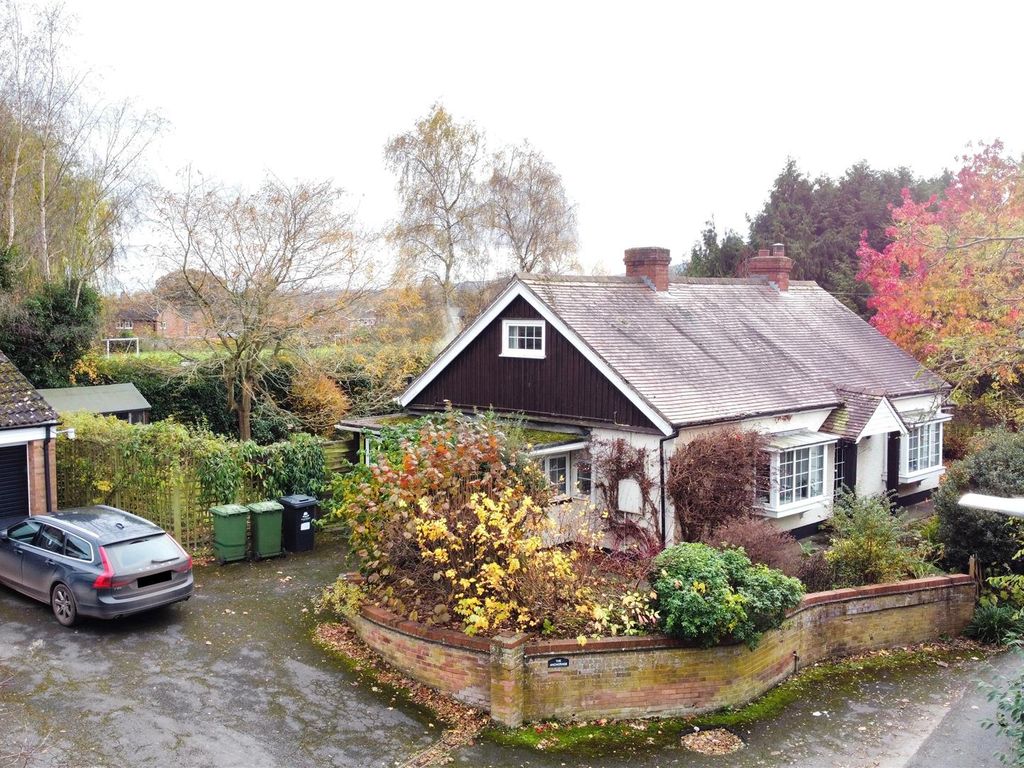 4 bed detached bungalow for sale in Bradfords Lane, Newent GL18, £