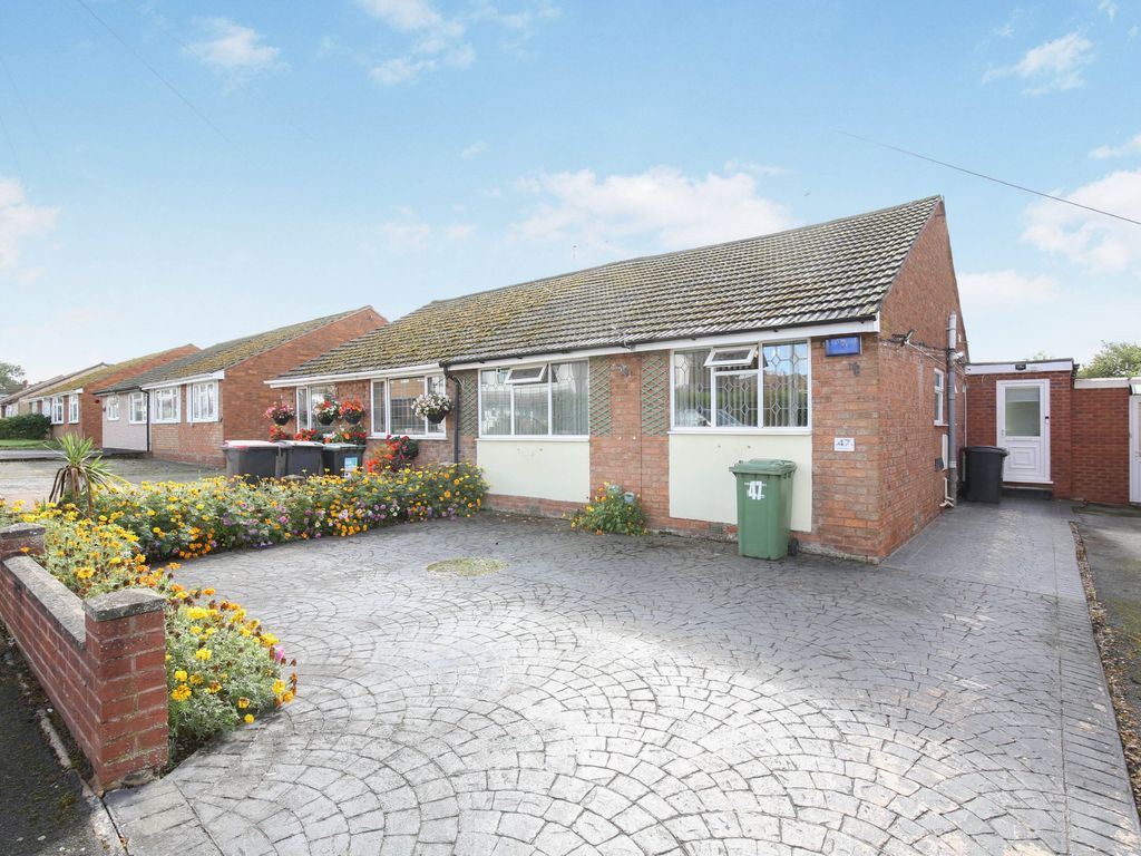 2 bed semidetached bungalow for sale in Birch Grove, Birchmoor
