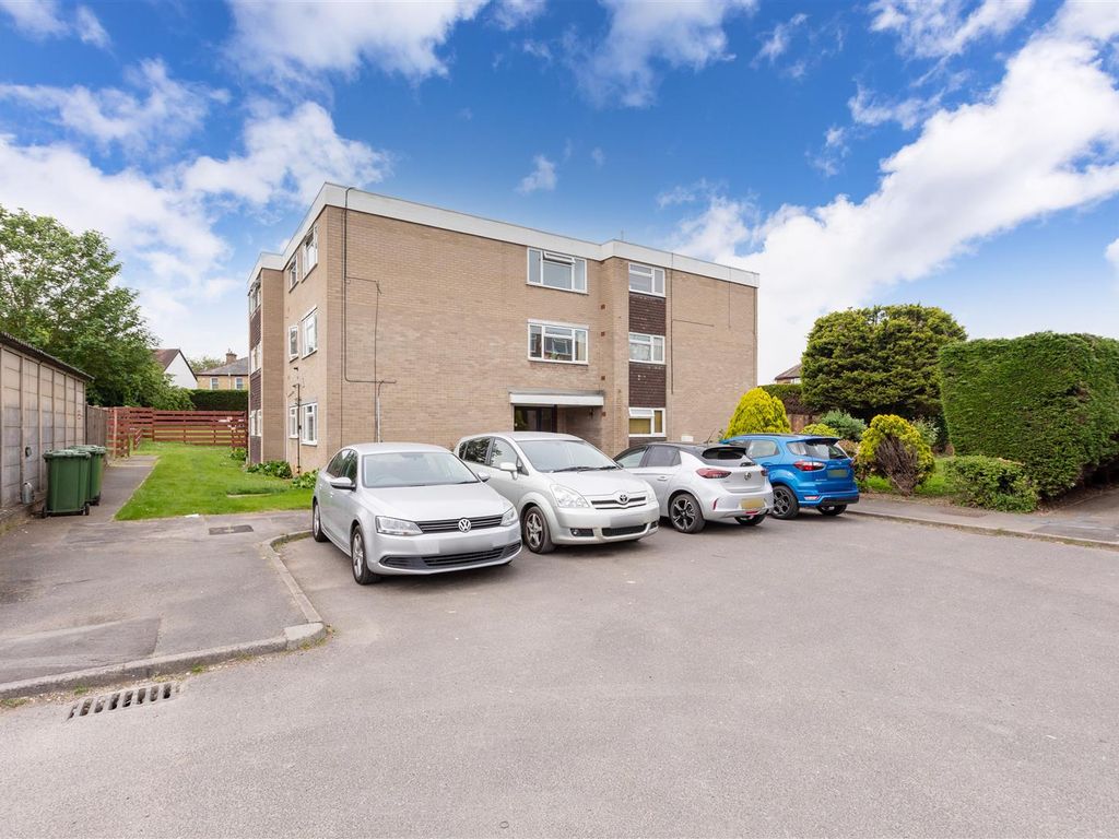 2 bed flat to rent in Boarlands Close, Cippenham, Slough SL1, £1,395