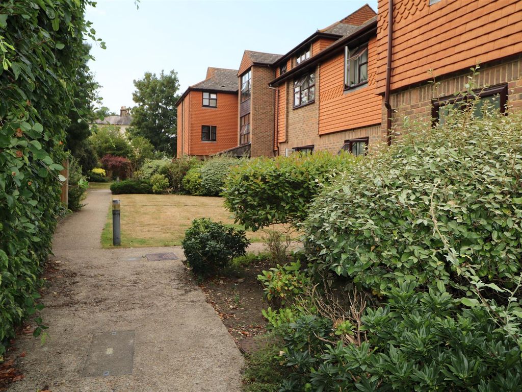 2 bed flat to rent in Gardyne Mews, Springwell Road, Tonbridge TN9, £