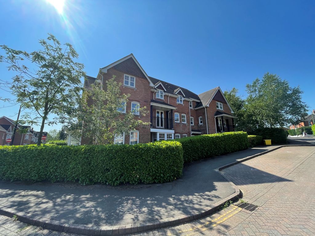 2 bed flat to rent in Campbell Fields, Aldershot, Hampshire GU11 Zoopla