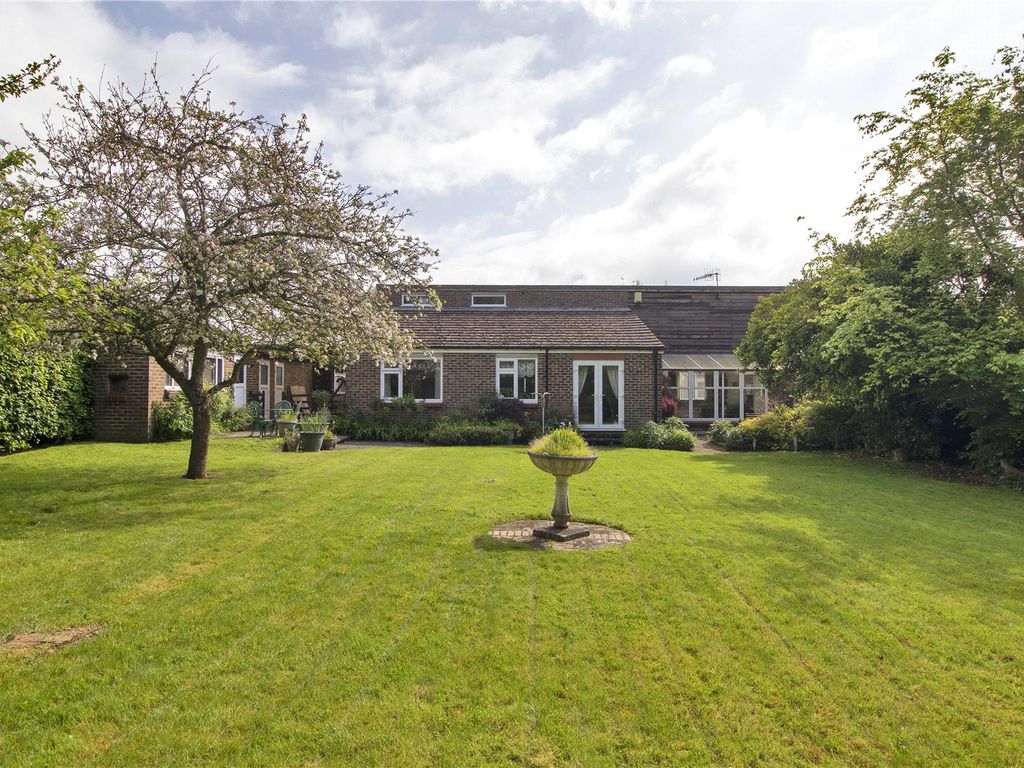 4 bed bungalow for sale in Lakeside Close, Bough Beech, Edenbridge