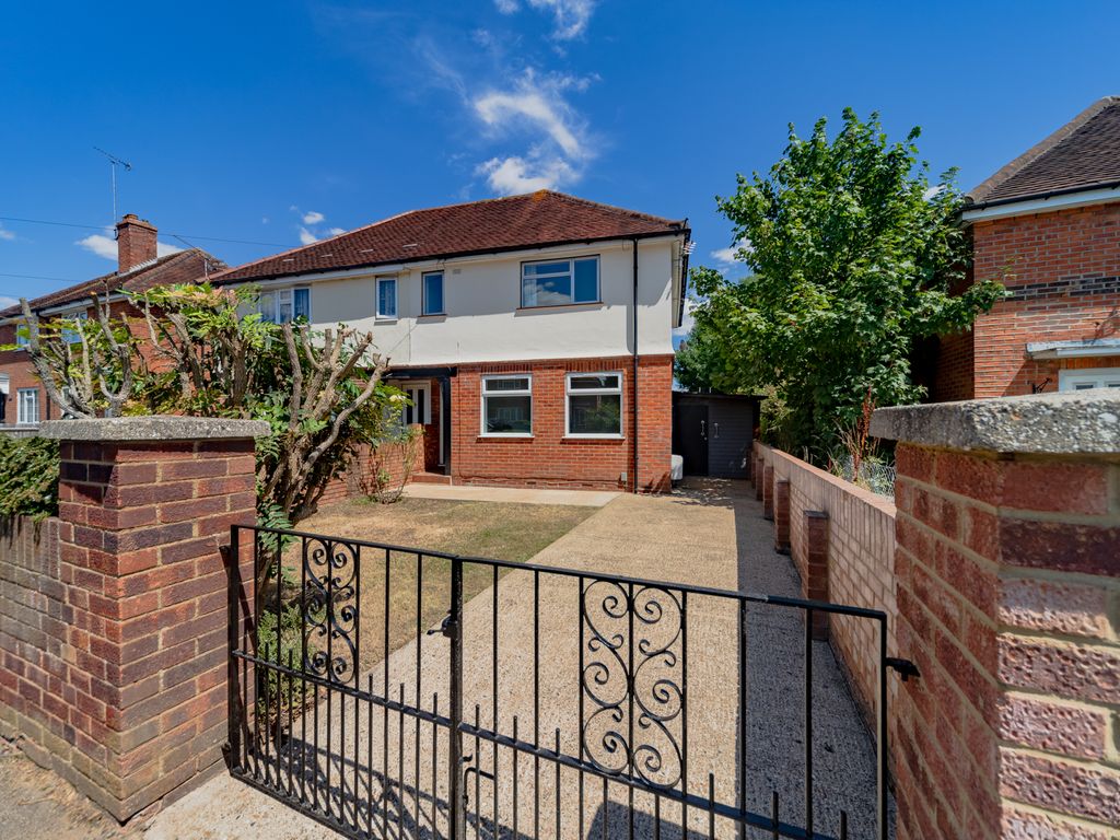 3 bed semidetached house for sale in Northumberland Avenue, Reading