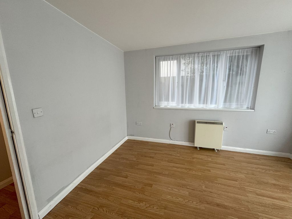 2 bed flat to rent in Arnos Grove, London N11, £1,550 pcm Zoopla