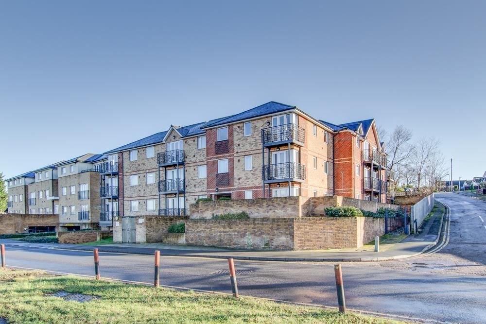 2 bed flat to rent in Old Watford Road, Bricket Wood, St Albans AL2, £