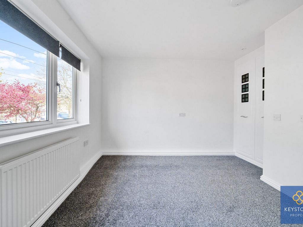 2 bed for sale in Victoria Avenue, Collier Row RM5, £300,000