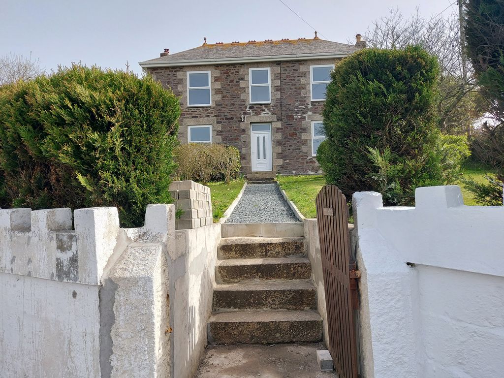 4 bed detached house to rent in New Portreath Road, Redruth, Cornwall