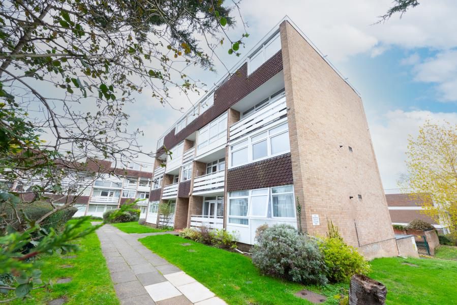 3 bed flat to rent in Woking, Surrey GU22, £1,600 pcm Zoopla