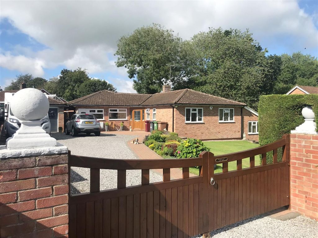 4 bed bungalow for sale in Broadlayings, Woolton Hill, Newbury RG20