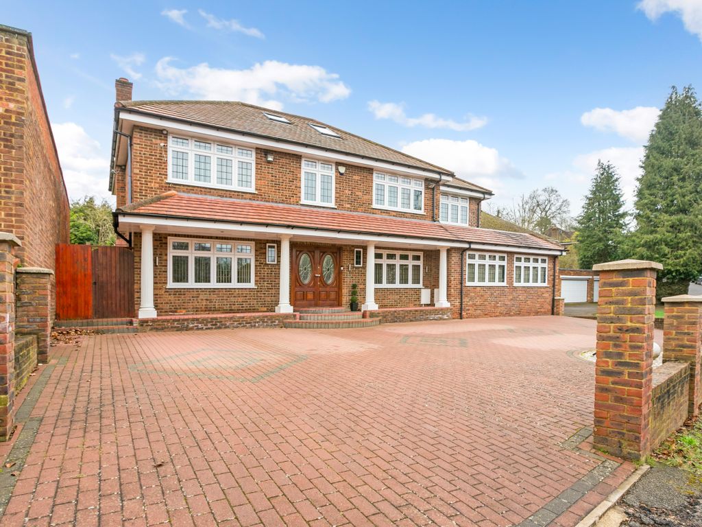 6 bed detached house for sale in Daws Lea, High HP11, £