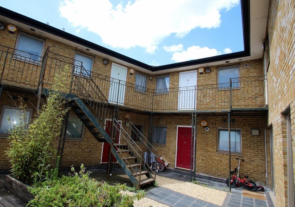 2 bed flat to rent in Richwood House, Trinity School Lane, Cheltenham
