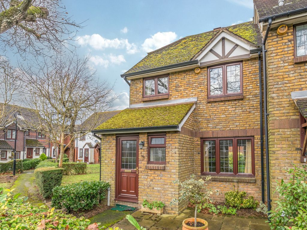3 bed end terrace house for sale in Cassocks Square, Shepperton TW17, £