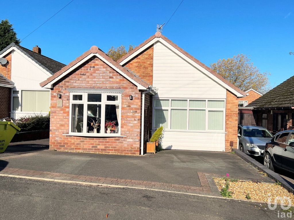 2 bed bungalow to rent in Beaulieu Avenue, Kingswinford DY6, £1,200 pcm