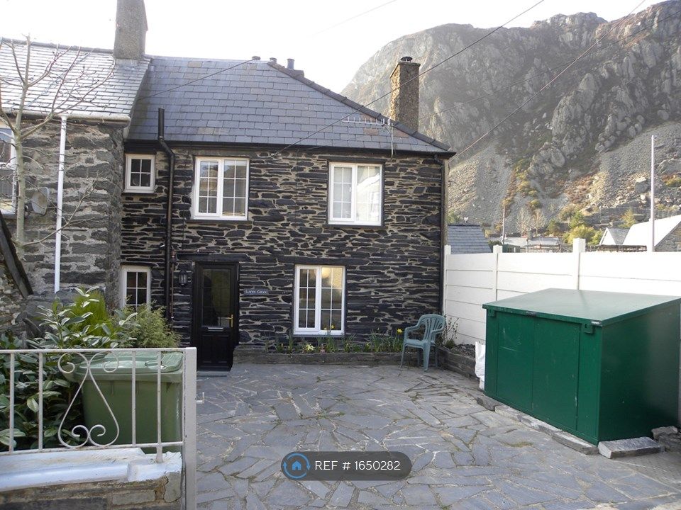 2 bed end terrace house to rent in Park Square, Blaenau Ffestiniog LL41