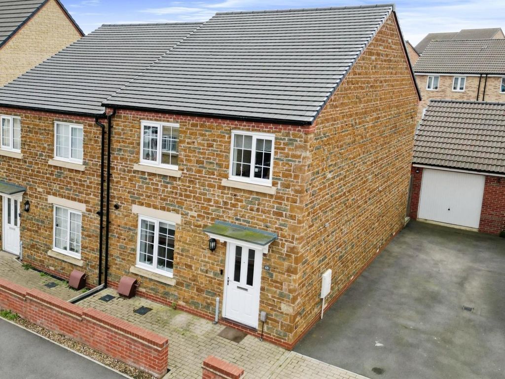 4 bed semidetached house for sale in Mayfly Road, Pineham Village