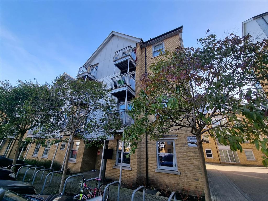 3 bed flat for sale in Bingley Court, Canterbury CT1 Zoopla