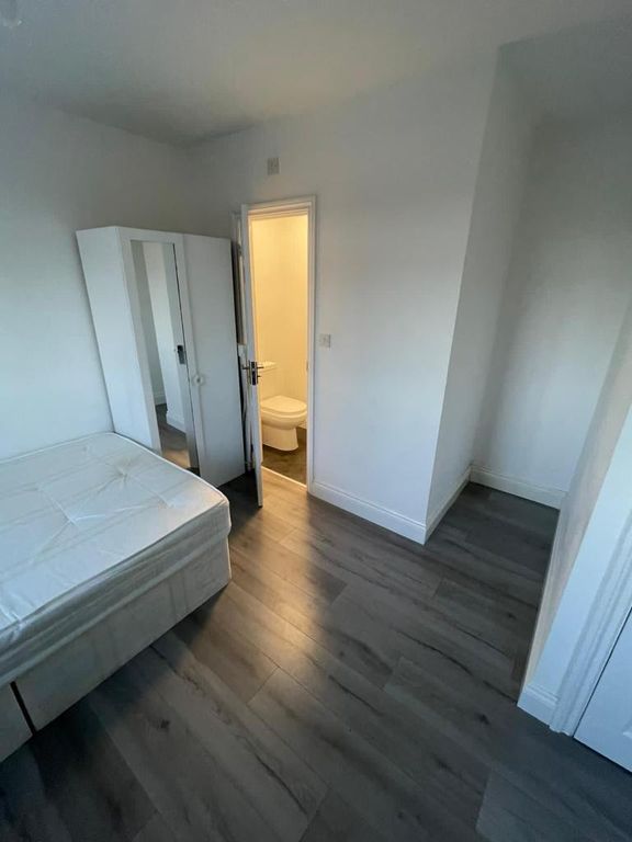 1 bed flat to rent in Sunningdale Avenue, Feltham TW13, £1,095 pcm Zoopla