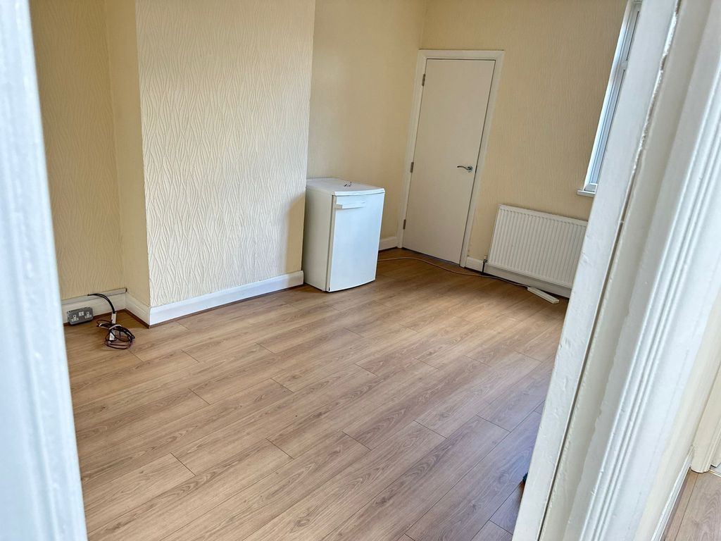 2 bed flat to rent in Watford Way, London NW7, £1,625 pcm Zoopla