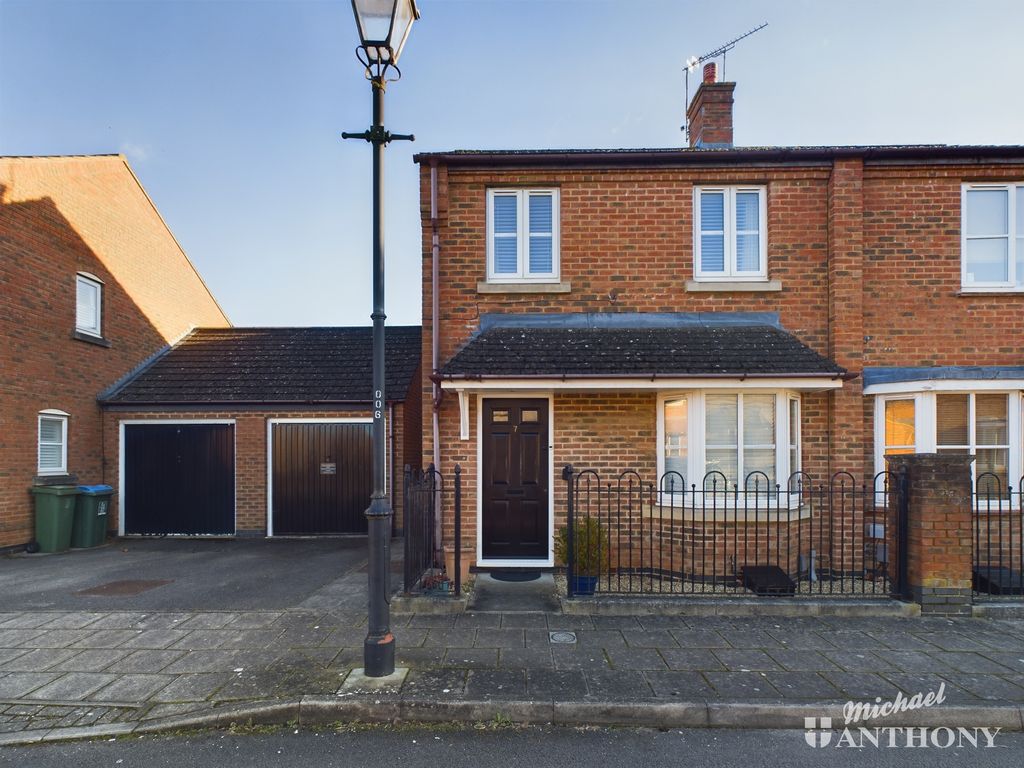3 bed end terrace house for sale in Turnham Way, Aylesbury