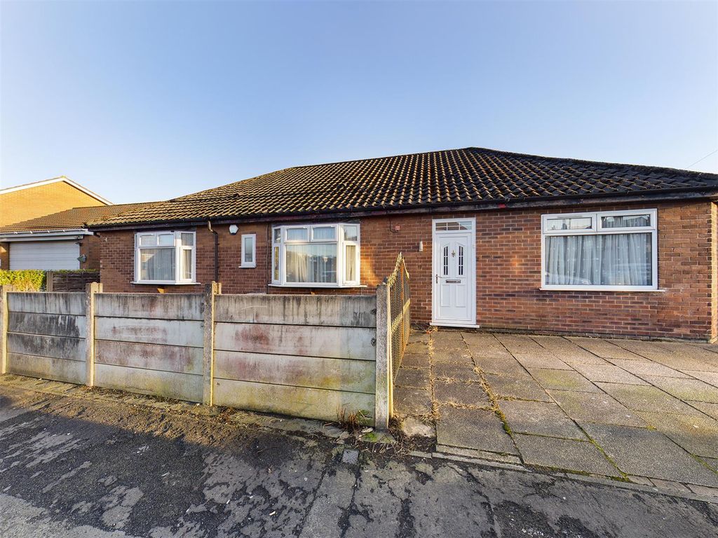 4 bed bungalow to rent in Ennerdale Road, Astley, Manchester M29, £