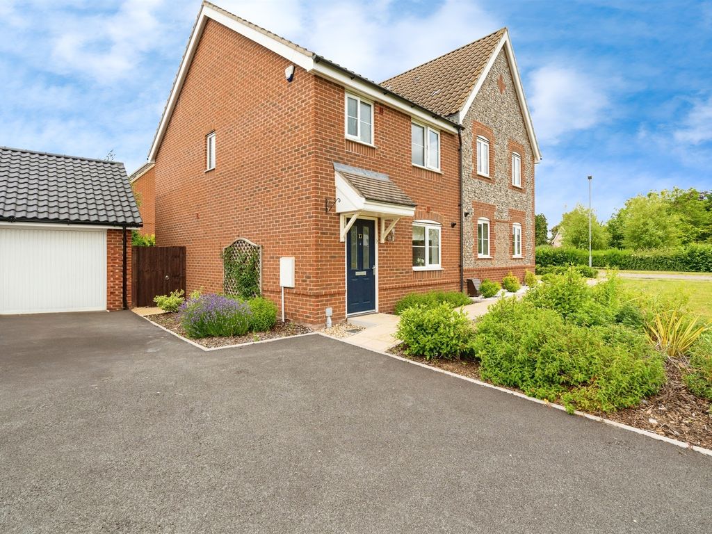 3 bed semidetached house for sale in The Close, Watton Road