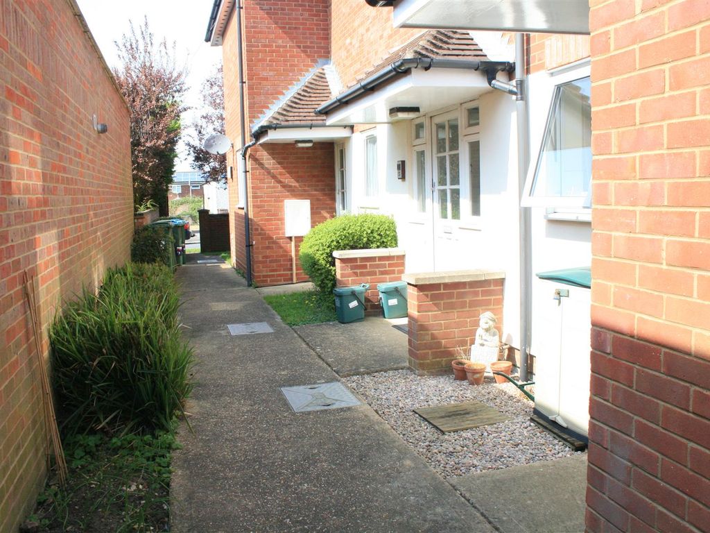 Studio for sale in Milton Road, Aylesbury HP21, £135,000 Zoopla