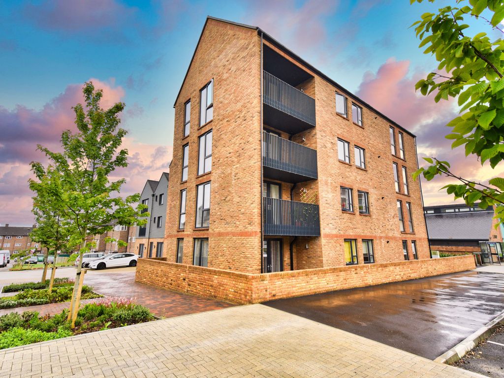 2 bed flat to rent in Nailsworth Crescent, Merstham, Redhill RH1 Zoopla