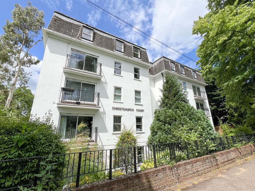 2 bed flat for sale in Christ Church Road, Cheltenham GL50, £240,000