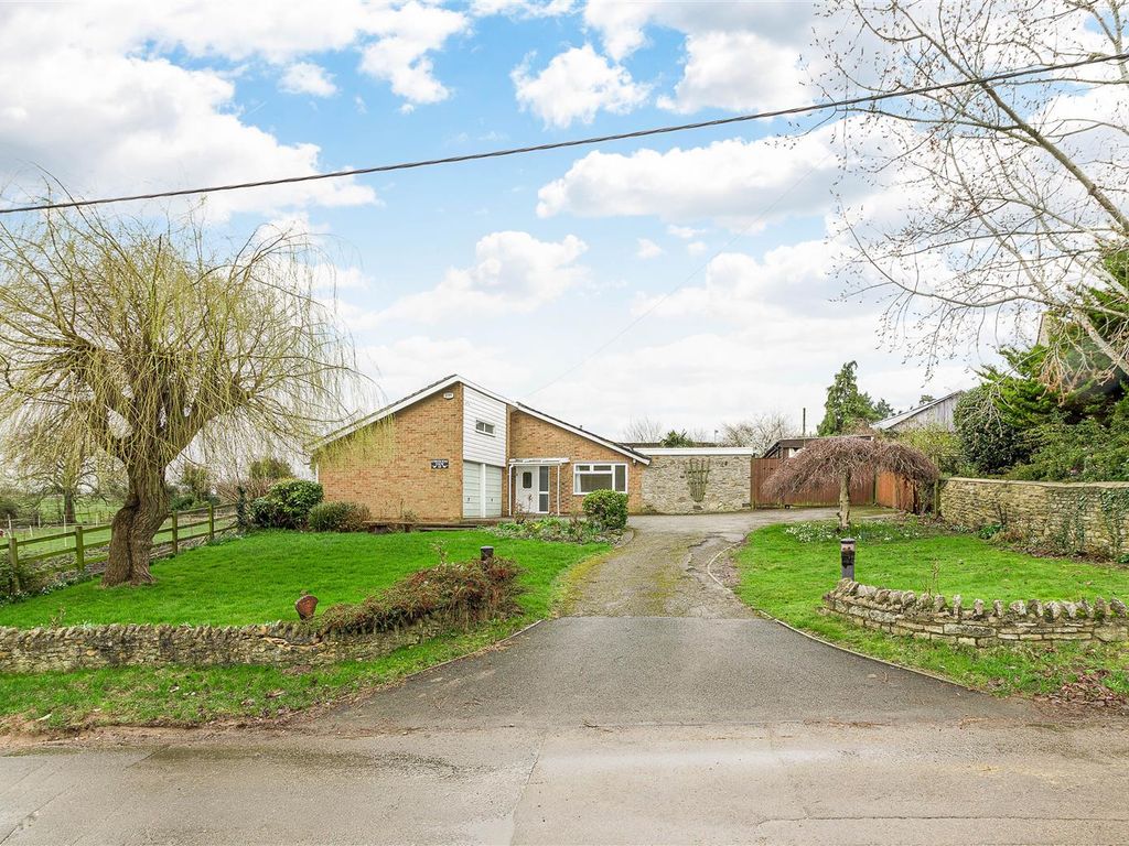 4 bed detached bungalow for sale in Chequers Lane, Grendon, Northampton