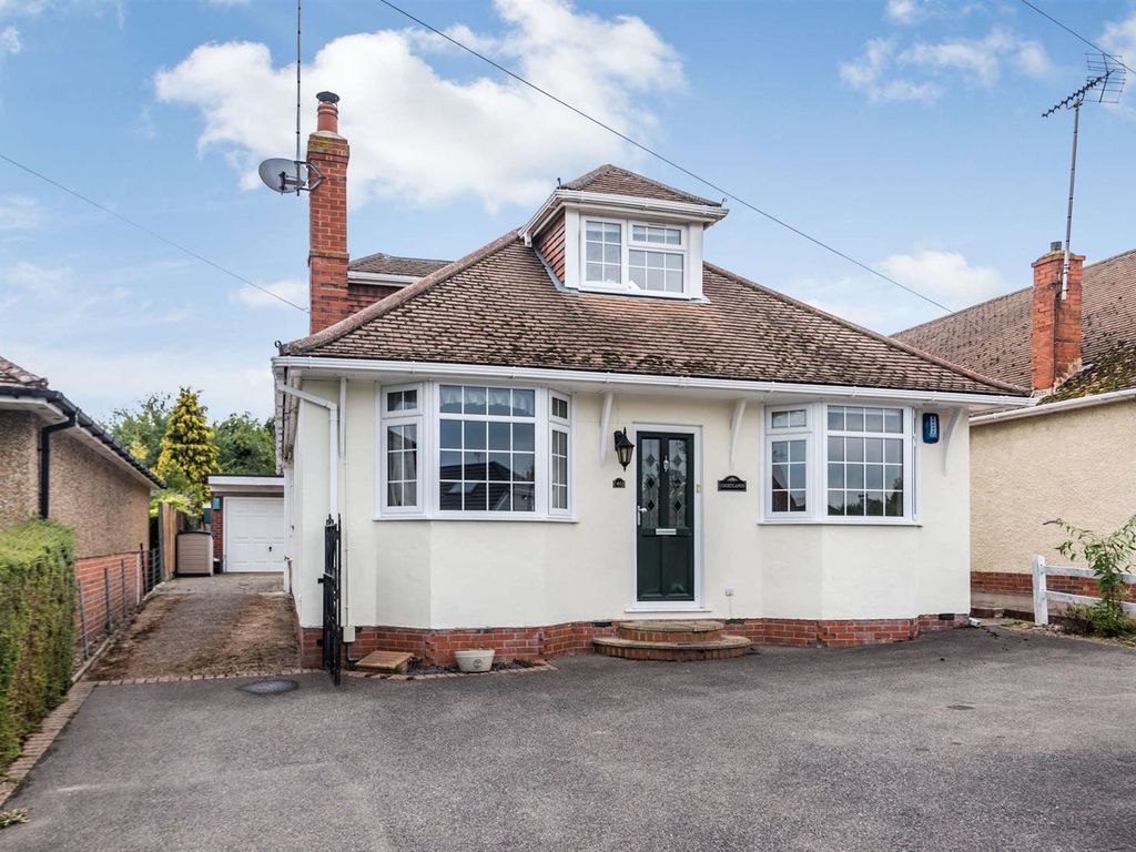 4 bed detached bungalow for sale in Yeoman Way, Bearsted, Maidstone