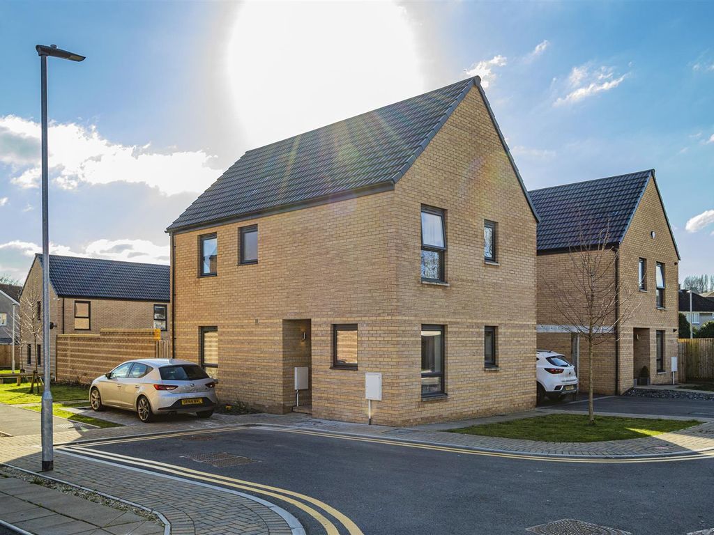 4 bed semidetached house for sale in Rhodfa Crughywel, St.Mellons