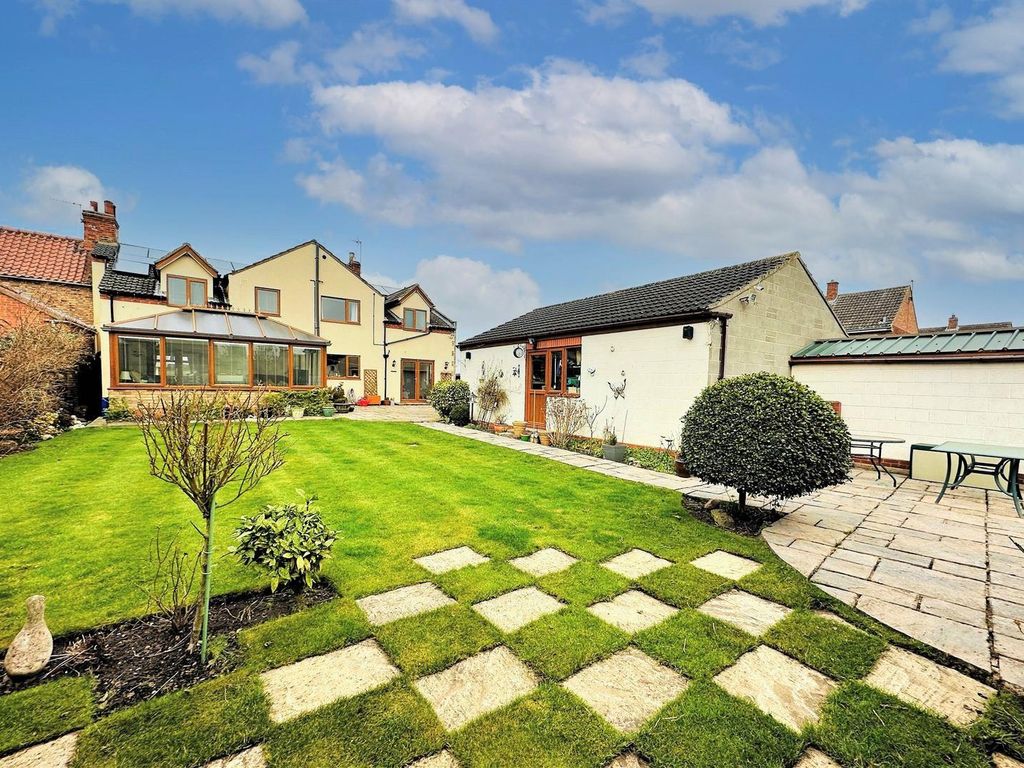 4 bed semidetached house for sale in Queen Street, Eastrington, Goole